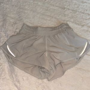 Lululemon Hotty Hot Low-Rise Short 2.5 Lined